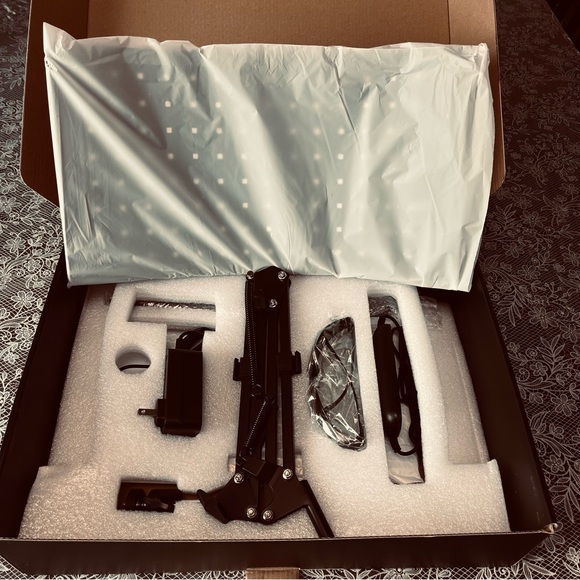 Red Light - Picture 3 of 5